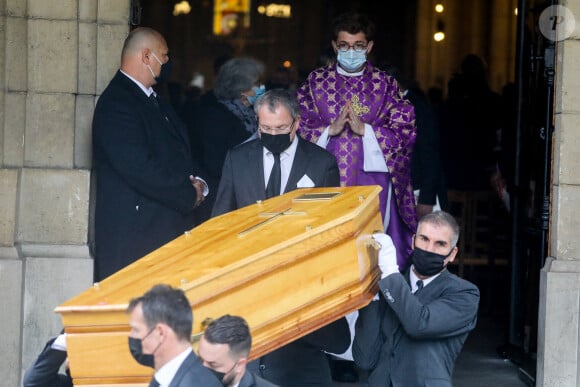 Sortie du cercueil - Sorties des obsèques de Yves Rénier en l'église Saint-Pierre de Neuilly-sur-Seine, France, le 30 avril 2021.