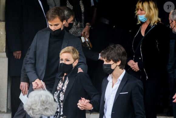 Karin Rénier et ses fils Oscar et Jules, Mathilde Seigner - Sorties des obsèques de Yves Rénier en l'église Saint-Pierre de Neuilly-sur-Seine, France, le 30 avril 2021.