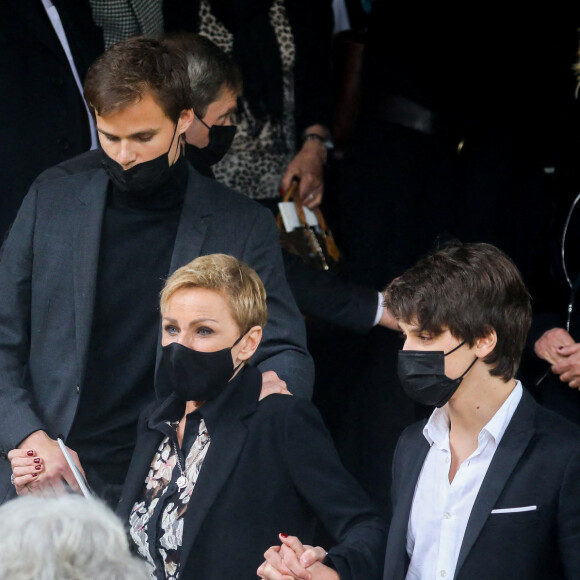 Karin Rénier et ses fils Oscar et Jules, Mathilde Seigner - Sorties des obsèques de Yves Rénier en l'église Saint-Pierre de Neuilly-sur-Seine, France, le 30 avril 2021.