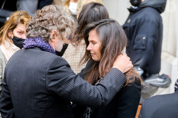 Cécile Angeli et Farid Lahouassa - Sorties des obsèques de Yves Rénier en l'église Saint-Pierre de Neuilly-sur-Seine, France, le 30 avril 2021.