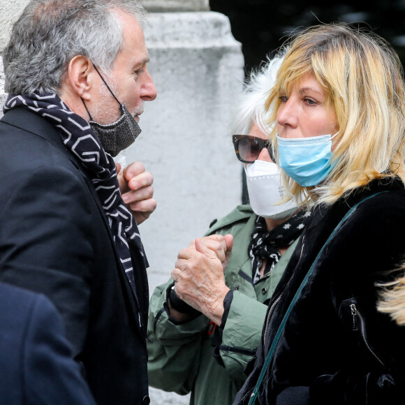 Laurent Olmedo, Mathilde Seigner et Catherine Lara - Sorties des obsèques de Yves Rénier en l'église Saint-Pierre de Neuilly-sur-Seine, France, le 30 avril 2021.