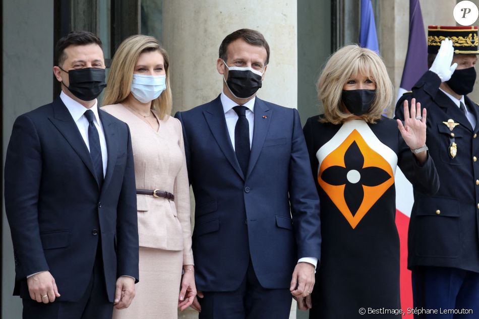 Le président de la république française, Emmanuel Macron et sa femme la Première Dame, Brigitte Macron reçoivent le président ukrainien, Volodymyr Zelensky et sa femme la Première Dame, Olena Volodymyrivna Zelenska pour un déjeuner de travail au palais de l'Elysée à Paris, France, le 16 avril 2021. © Stéphane Lemouton/Bestimage