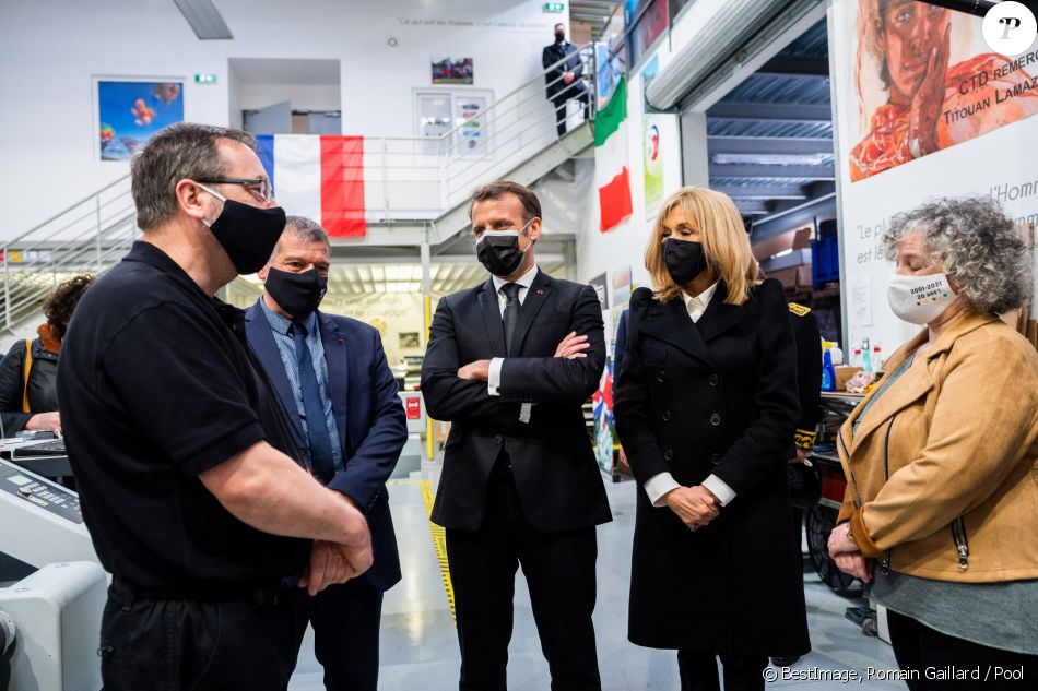 Le président Emmanuel Macron et la première dame Brigitte Macron en visite à l'imprimerie Catalano à Dammartin-en-Goële. Le couple présidentiel a été accueilli par Michel Catalano, ancien otage des frères Kouachi le 9 janvier 2015, et son épouse, Véronique. Le 11 mars 2021. © Romain Gaillard / Pool / Bestimage