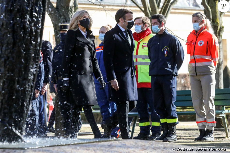 Le président de la république, Emmanuel Macron et la première dame, Brigitte Macron durant la cérémonie d'hommage aux victimes du terrorisme, devant la statue La Parole portée aux Invalides, Paris, France, le 11 mars 2021. © Stéphane Lemouton / Bestimage