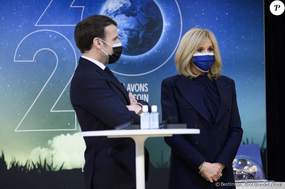 Emmanuel Macron et sa femme Brigitte en visite au Centre national d'études spatiales de Paris, à l'occasion de l'atterrissage de l'astromobile Perseverance sur Mars. Le 18 février 2021 © Eliot Blondet / Pool / Bestimage