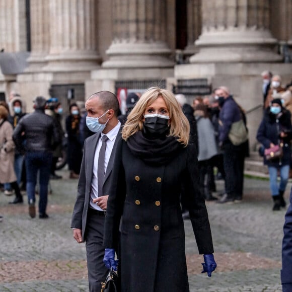 La première dame Brigitte Macron - Sorties de la messe en hommage à Robert Hossein en l'église Saint-Sulpice à Paris. Le 9 février 2021