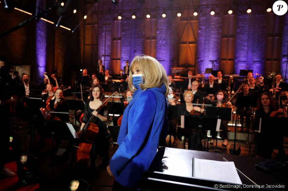 Exclusif - La première dame Brigitte Macron - Enregistrement de l'émission "Symphonie pour la Vie, Spéciale Pièces jaunes" au Théâtre national de l'Opéra Comique à Paris, qui sera diffusée le 10 février sur France 3. Les 3 et 4 février 2021 © Dominique Jacovides / Bestimage