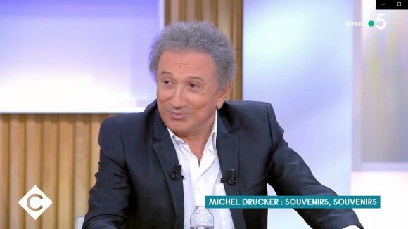Bertrand Chameroy écrase la chienne de Michel Drucker dans l'émission "C à Vous", sur France 5.