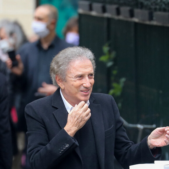 Michel Drucker - Hommage à Guy Bedos en l'église de Saint-Germain-des-Prés à Paris, le 4 juin 2020.
