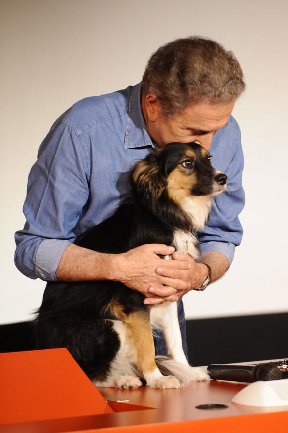 Michel Drucker, avec sa chienne Izia, présente son futur spectacle "Seul...avec vous" sur la scène de l'amphithéâtre de la faculté de droit d'Aix en Provence. Le 13 juin 2015.