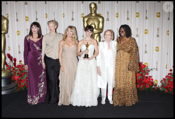 Penelope Cruz, Anjelica Huston, Goldie Hawn, Tilda Swanton, Whoopi Goldberg et Olympia Dukakis lors des oscars