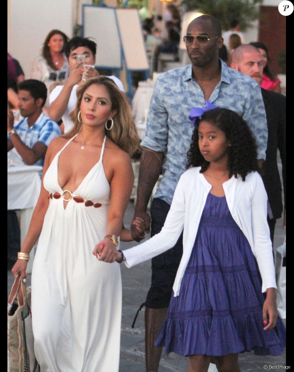 Le joueur de NBA Kobe Bryant est en vacances avec sa femme Vanessa et leurs filles Natalia et Gianna à Mykonos en Grèce, le 24 juin 2014. La petite famille a fait du shopping et mangé des glaces. Kobe Bryant a fait de jet ski, a posé avec des fans et a signé des autographes.