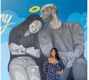 Natalia Bryant pose à côté d'une fresque représentant son père Kobe et sa petite soeur Gianna, décédés le 26 janvier dans un accident d'hélicoptère. Le 8 mars 2020 sur Instagram.