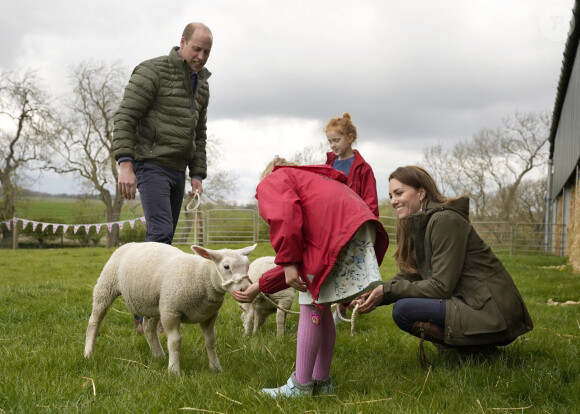 Le prince William, duc de Cambridge, et Catherine (Kate) Middleton, duchesse de Cambridge, visitent la ferme du manoir à Little Stainton, Royaume Uni, le 27 avril 2021.