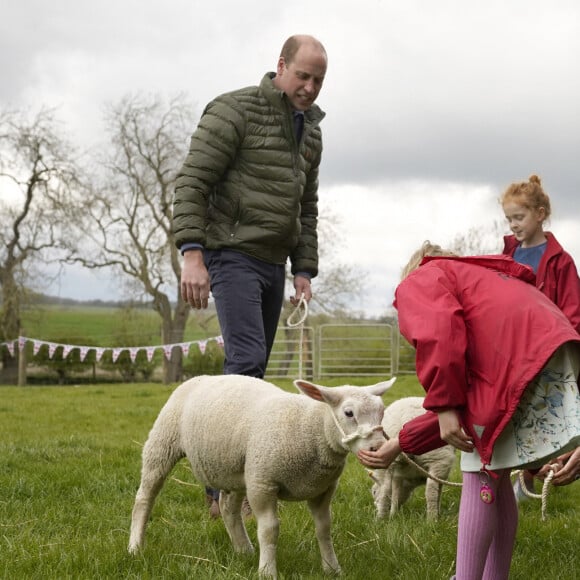 Le prince William, duc de Cambridge, et Catherine (Kate) Middleton, duchesse de Cambridge, visitent la ferme du manoir à Little Stainton, Royaume Uni, le 27 avril 2021.