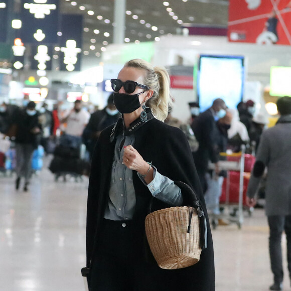 Exclusif - Laeticia Hallyday est à l'aéroport de Roissy-Charles-de-Gaulle pour prendre un vol à destination de Los Angeles. Paris, le 17 mars 2021.