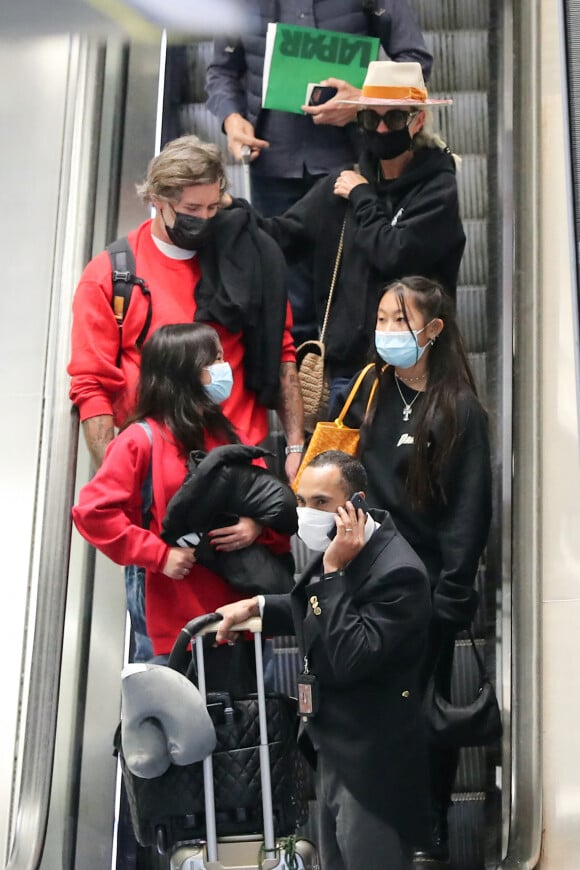 Exclusif - Laeticia Hallyday, ses filles Jade et Joy et son compagnon Jalil Lespert arrivent à Paris en provenance de Saint-Barthélemy, le 19 décembre 2020.