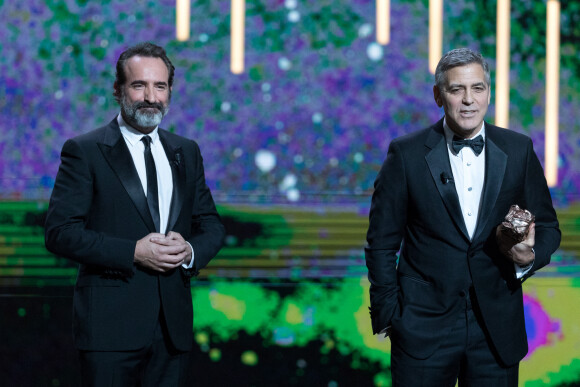 Jean Dujardin - George Clooney reçoit un César d'honneur à la 42ème cérémonie des César à la salle Pleyel à Paris le 24 février 2017. © Olivier Borde / Dominique Jacovides / Bestimage