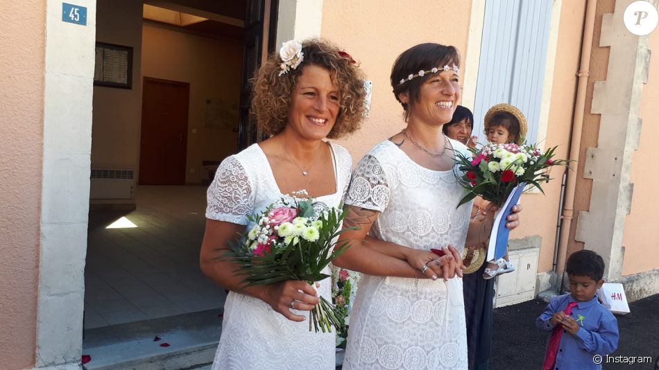 Laëtitia, aventurière de "Koh-Lanta, Les Armes secrètes" sur TF1, et sa femme Zazou lors de la célébration de leur mariage.