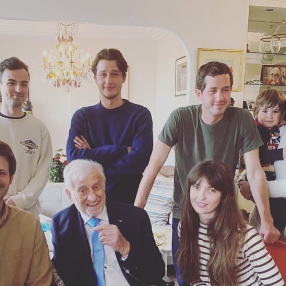 Jean-Paul Belmondo fête ses 88 ans entouré des siens, le 9 avril 2021, sur Instagram.