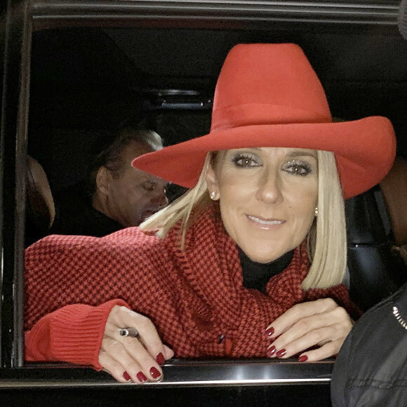 Exclusif - Celine Dion salue ses fans à la fenêtre du véhicule qui la transporte dans les rues de Toronto au Canada, 9 décembre 2019.