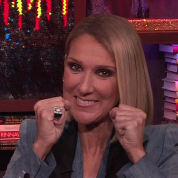 Céline Dion est sur le plateau de l'émission Watch What Happen Live. Elle révèle qu'elle n'a pas eu de compagnon depuis le décès de son mari en 2016.