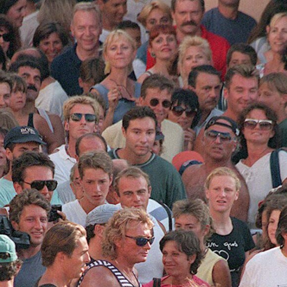 Johnny Hallyday et Marc Francelet - Bain de foule à Saint-Tropez.