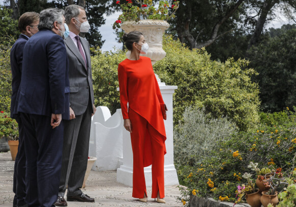 Le roi Felipe VI et la reine Letizia d'Espagne remettent le prix de littérature "Miguel de Cervantes" au poète espagnol Francisco Brines à Oliva, Espagne, le 12 mai 2021.