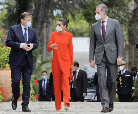 Le roi Felipe VI et la reine Letizia d'Espagne remettent le prix de littérature "Miguel de Cervantes" au poète espagnol Francisco Brines à Oliva, Espagne, le 12 mai 2021.