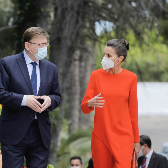 Le roi Felipe VI et la reine Letizia d'Espagne remettent le prix de littérature "Miguel de Cervantes" au poète espagnol Francisco Brines à Oliva, Espagne, le 12 mai 2021.