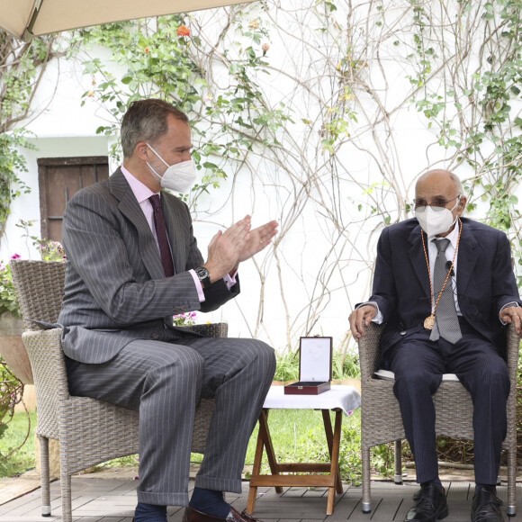 Le roi Felipe VI et la reine Letizia d'Espagne remettent le prix de littérature "Miguel de Cervantes" au poète espagnol Francisco Brines à Oliva, Espagne, le 12 mai 2021.