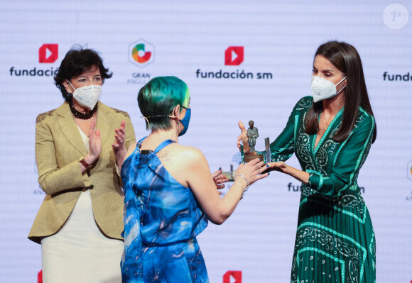 La reine Letizia d'Espagne remet les prix "El Barco de Vapor" et "Gran Angular" lors de la 43e édition des Prix de la Littérature pour l'enfance et la jeunesse, à la Casa America. Madrid, le 11 mai 2021.