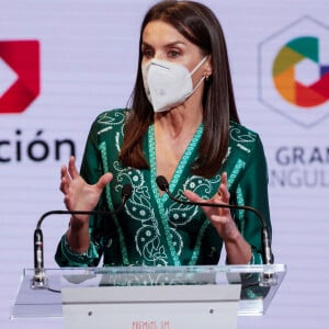 La reine Letizia d'Espagne remet les prix "El Barco de Vapor" et "Gran Angular" lors de la 43e édition des Prix de la Littérature pour l'enfance et la jeunesse, à la Casa America. Madrid, le 11 mai 2021.