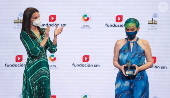 La reine Letizia d'Espagne remet les prix "El Barco de Vapor" et "Gran Angular" lors de la 43e édition des Prix de la Littérature pour l'enfance et la jeunesse, à la Casa America. Madrid, le 11 mai 2021.