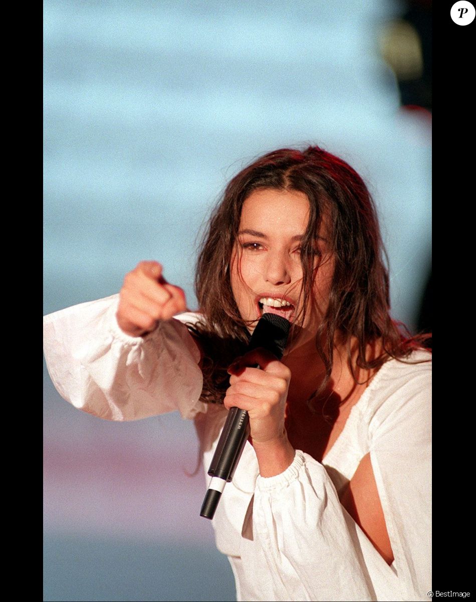 Nathalie Cardone dans l'émisson "Vivement Dimanche" en 1998.