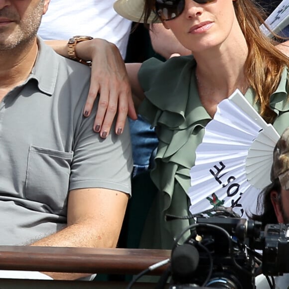 Arthur (Jacques Essebag) et sa compagne Mareva Galanter dans les tribunes lors de la finale homme des Internationaux de Tennis de Roland-Garros à Paris, le 11 juin 2017. © Jacovides-Moreau/Bestimage