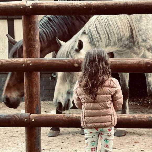Arthur publie une rare photos de ses enfants Aaron et Manava, le 12 mai 2021, sur Instagram