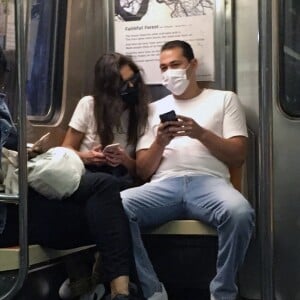 Katie Holmes avec son compagnon Emilio Vitolo Jr dans le métro à New York, le 1er octobre 2020 