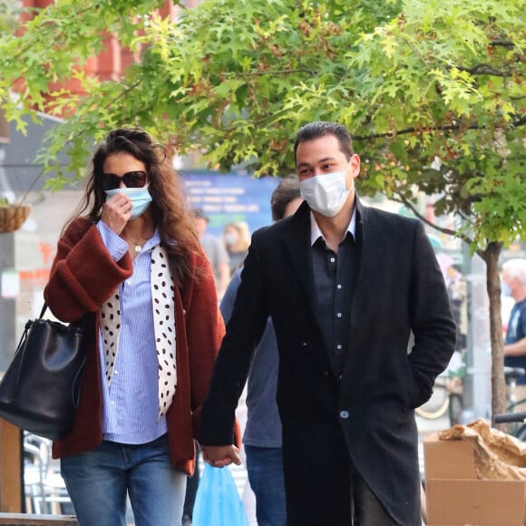 Katie Holmes et son compagnon Emilio Vitolo Jr se baladent en amoureux dans le quartier de SoHo à New York, le 25 septembre 2020 