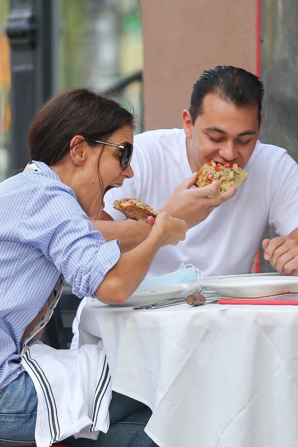 Katie Holmes et son compagnon Emilio Vitolo Jr sont allés déjeuner dans une pizzeria à New York, le 25 septembre 2019.