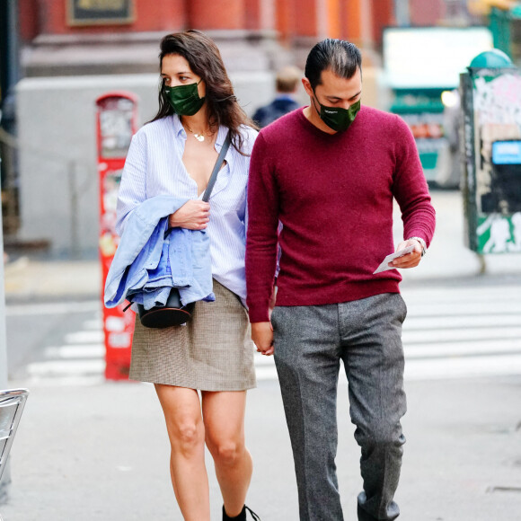 Exclusif - Katie Holmes et son compagnon Emilio Vitolo Jr. se donnent la main à New York le 22 octobre 2020. 