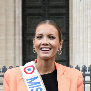 Amandine Petit, Miss Normandie 2020 et Miss France 2021, lors de l'inauguration de l'exposition "109 Mariannes", devant le Panthéon, à Paris, le 4 mars 2021. © Stéphane Lemouton/Bestimage
