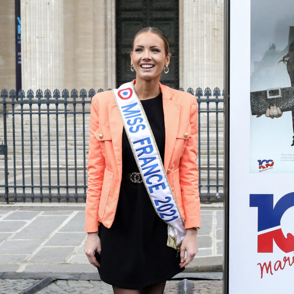 Amandine Petit, Miss Normandie 2020 et Miss France 2021, lors de l'inauguration de l'exposition "109 Mariannes", devant le Panthéon, à Paris, le 4 mars 2021. © Stéphane Lemouton/Bestimage