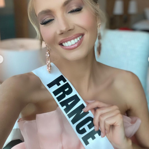 Amandine Petit (Miss France 2021) aux États-Unis pour concourir à Miss Univers 2020.