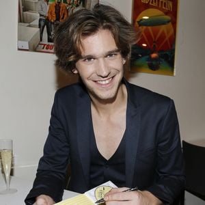 Semi-exclusif - Amaury Vassili pose en séance de dedicace chez Warner pour présenter son nouvel album "Amaury Vassili chante Mike Brant" à l'occasion du 40ème anniversaire de sa disparition à Paris le 13 Novembre 2014.