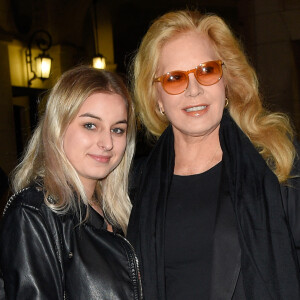 Sylvie Vartan avec sa fille Darina Scotti-Vartan à la générale de la pièce "La Vraie Vie" au théâtre Edouard 7 à Paris. © Guirec Coadic/Bestimage 