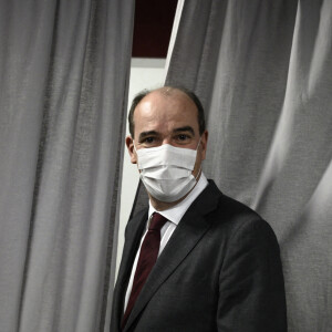 Le premier ministre Jean Castex visite le centre de vaccination La Défense Arena à Nanterre le 8 mai 2021. © Eliot Blondet / Pool / Bestimage