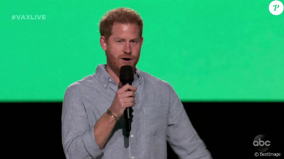 Prince Harry, Duke of Sussex - Jennifer Lopez accueille sa mère Guadalupe sur scène lors de l'enregistrement du concert caritatif Vax Live à Los Angeles, avant d'interpréter la chanson de Neil Diamond "Sweet Caroline" que sa mère lui chantait comme berceuse en remplaçant le prénom par celui de Jennifer. Le 9 mai 2021.