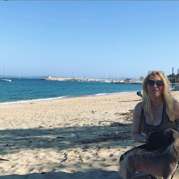 Loana et son chien Titi sur Instagram. Le 8 mai 2021.