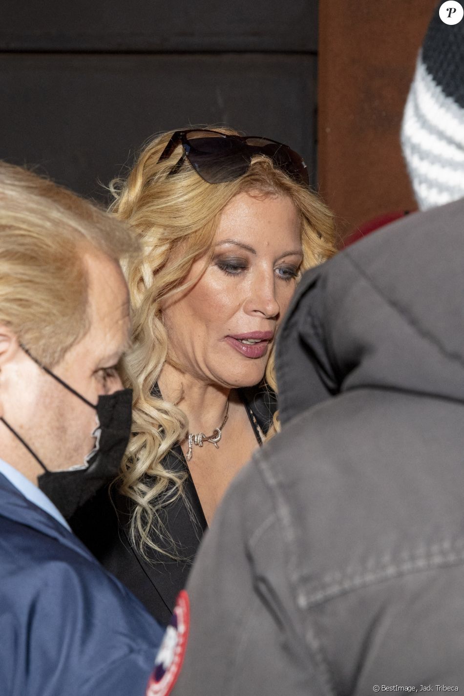 Exclusif - Loana Petrucciani signe des autographes à la sortie de l'émission TPMP, présentée par Cyril Hanouna sur C8. Le 5 mai 2021. © Jack Tribeca / Bestimage